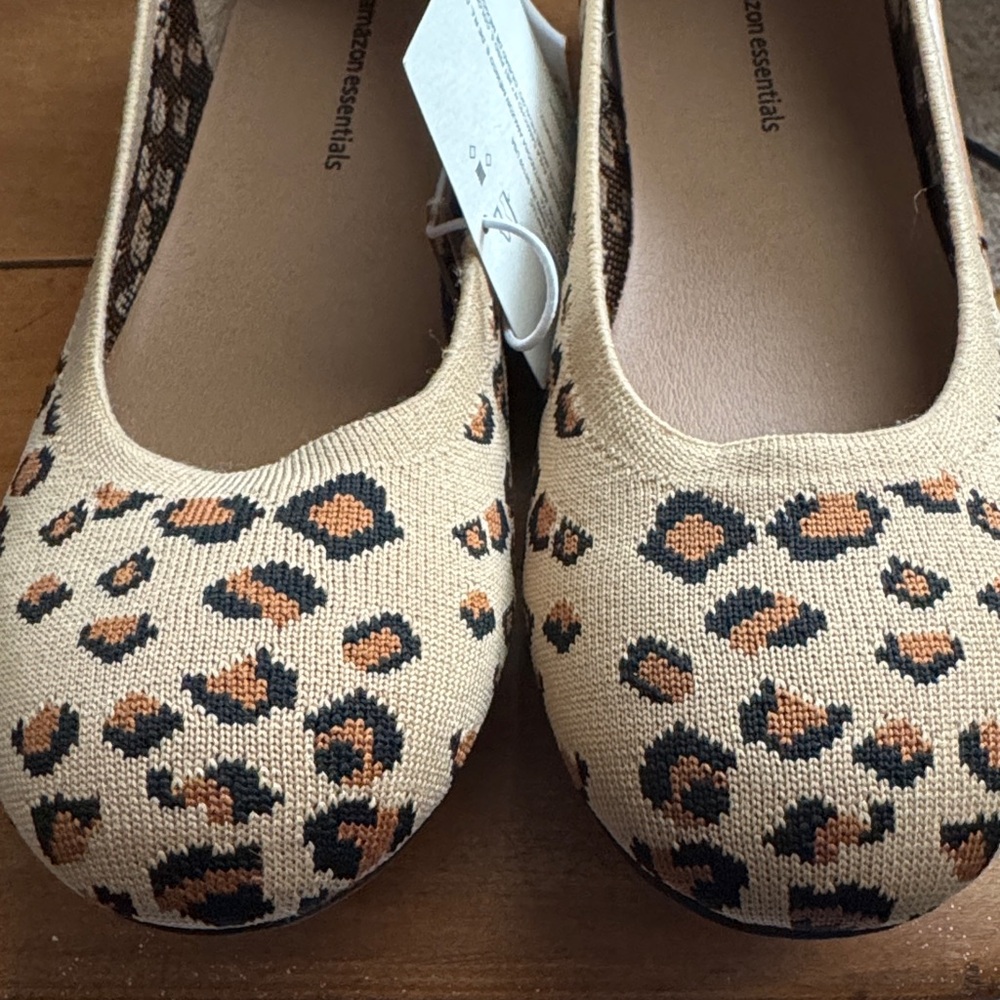 Amazon Essentials Women's Tan and Black Animal Print Flats - Picture 4 of 6